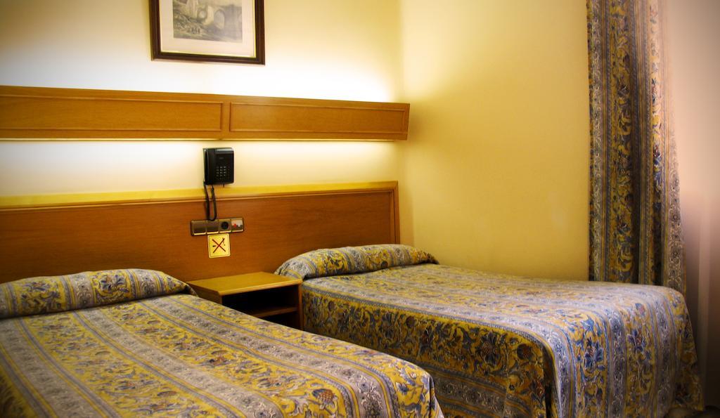 Hostal Los Guerreros Toledo Room photo